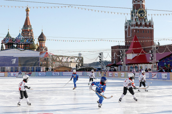 В хоккей с мячом сыграли под Кремлевскими звездами