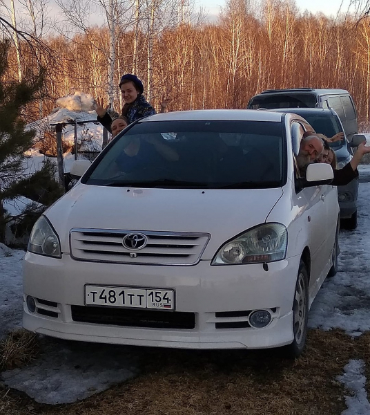 Полмиллиона через соцсети: жители России скинулись на машину многодетной семье из сибирской глубинки