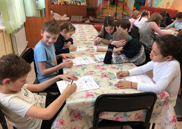 Детям из неблагополучных семей в сибирских сёлах помогают открывать мир