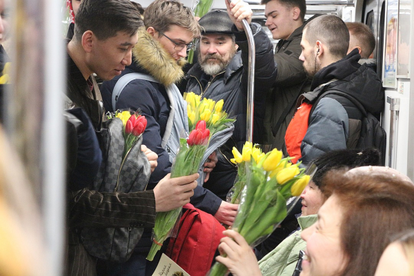 «С праздником, любимые»: В питерском метро современные романтики вручили женщинам 500 букетов