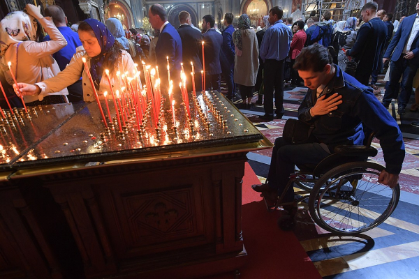 Христос Воскресе! Патриарх Кирилл призвал в Пасху стать "светильниками для окружающих"