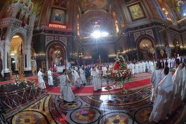 Христос Воскресе! Патриарх Кирилл призвал в Пасху стать "светильниками для окружающих"